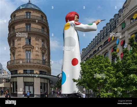 The gigantic Yayoi Kusama in front of the Louis Vuitton 